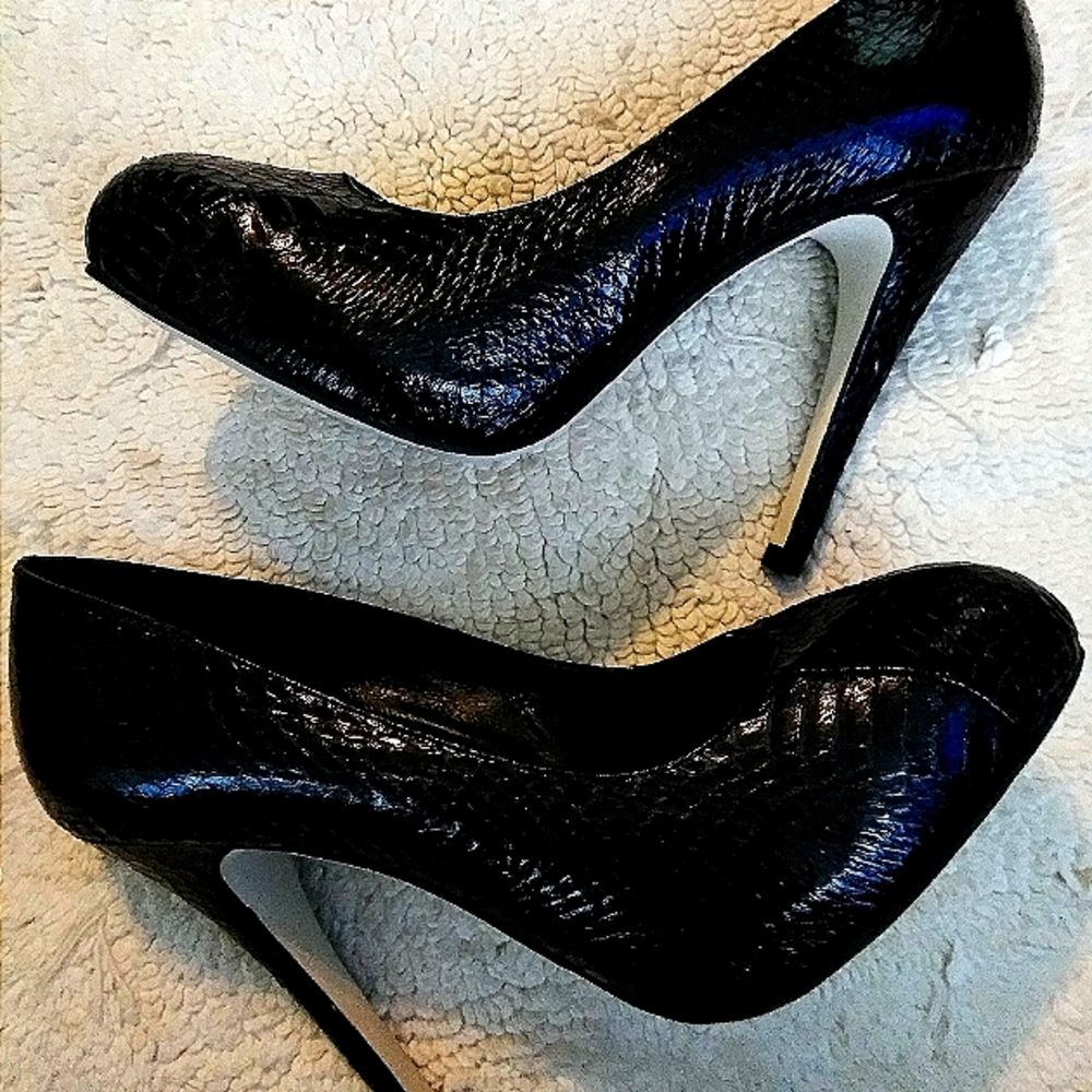 Black Kathryn Amberleigh Snake Skin high Heels size 9M